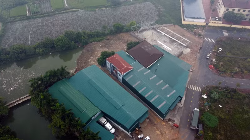 Thời điểm phóng viên (PV) ghi nhận những ngày cuối tháng 9/2022 cho thấy, khu đất hiện hữu 4 dãy nhà xưởng lợp bằng tôn, với diện tích từng xưởng lên tới hàng trăm mét vuông. Nằm xen lẫn các kho xưởng này là 2 công trình nhà ở kiên cố. Cùng với đó là một công trình rộng gần 500m2 cũng đang được triển khai xây dựng mà theo người dân, công trình này có dấu hiệu trái phép.