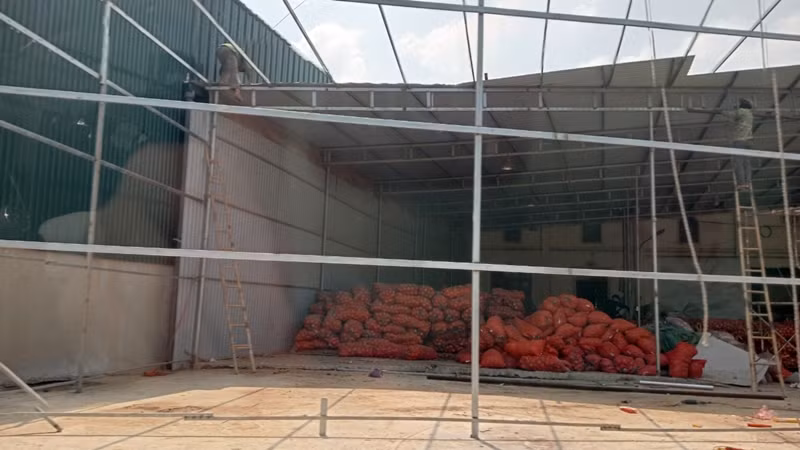 Theo người dân địa phương, toàn bộ nhà xưởng tại đây đều được sử dụng để làm kho tập kết kinh doanh hàng hóa nông sản Trung Quốc từ cửa khẩu (hành, tỏi, khoai tây…).