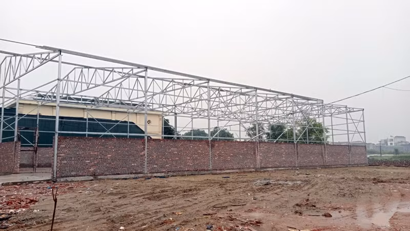 Một diện tích đất trống rộng hơn 300m2 nằm ngay cạnh công trình đang xây cũng khẩn trương được san ủi mặt bằng. Bên cạnh đó, phần đất ao nằm mặt sau khu đất cũng nhanh chóng được đổ đất, san lấp nhằm biến thành mặt bằng.