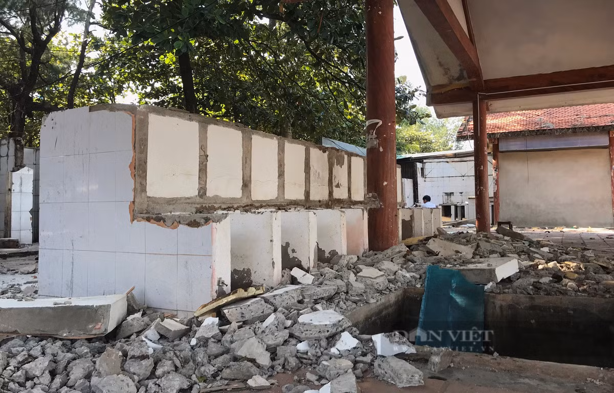 Ông Nguyễn Văn Hùng - Bí thư phường Nghi Thu (thị xã Cửa Lò) cho biết, hiện địa phương đã giải tỏa được 34 trong số 57 ki-ốt và công trình. Hầu hết ki-ốt khác người dân cũng đã di dời tài sản. (Ảnh: Dân Việt).