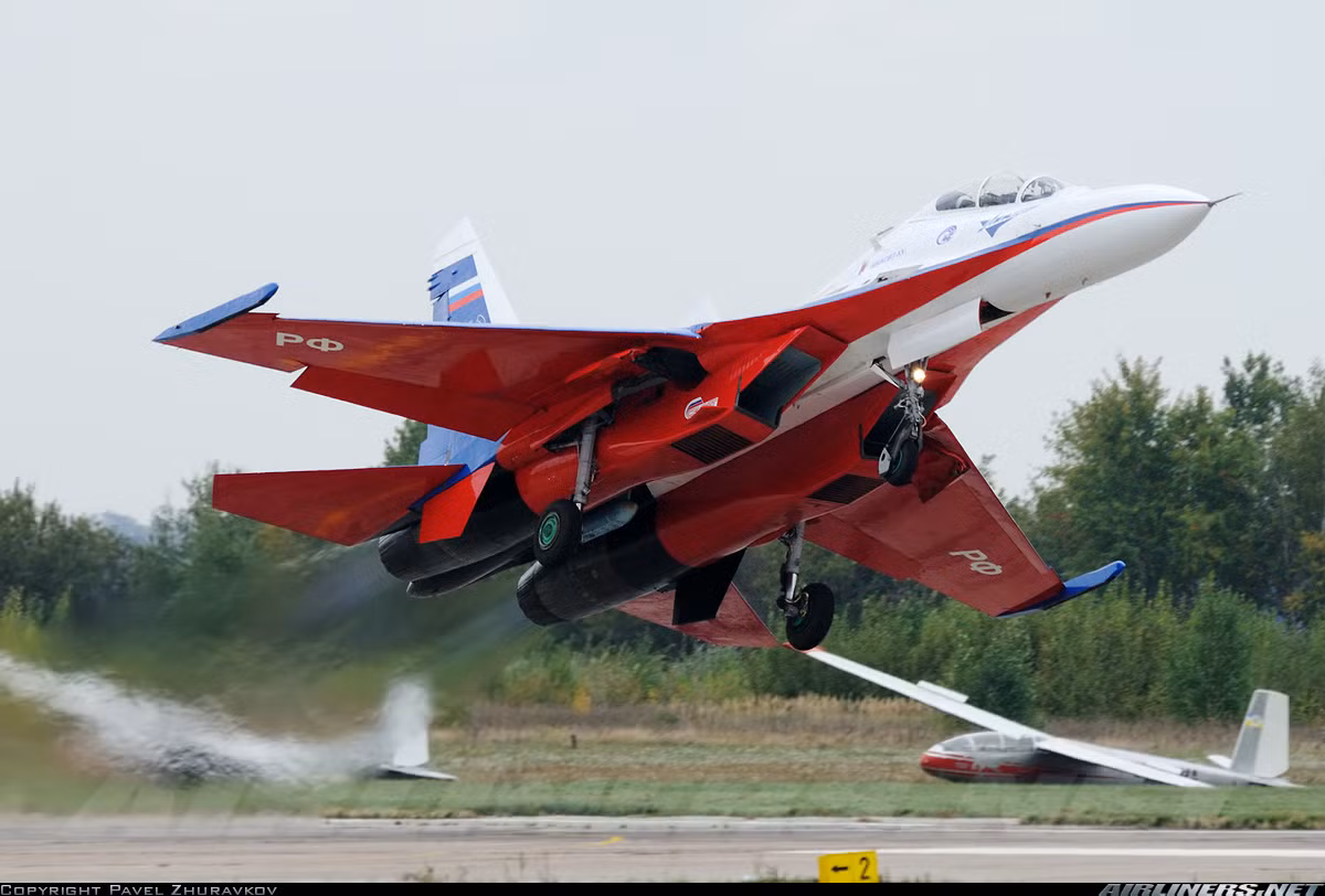 Nhiều khả năng Su-30LL vẫn sử dụng động cơ phản lực cánh quạt đẩy AL-31F cung cấp lực đẩy sau khi đốt nhiên liệu lần 2 là 245 kN (25.000 kgf), đạt vận tốc Mach 2, nó có tốc độ 1.350 km/h tại độ cao thấp, và vận tốc leo cao là 230 m/s.