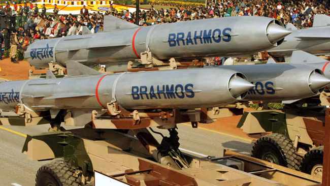 Tiem kich Su-30MKI phong ten lua BrahMos trong thang 9