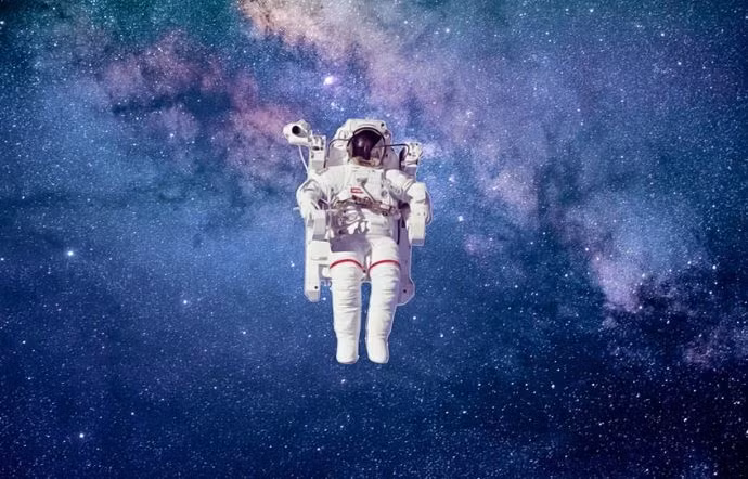 Theo NASA, các yêu cầu cơ bản bao gồm quốc tịch Mỹ và bằng thạc sĩ trở lên trong lĩnh vực STEM, như kỹ thuật, khoa học sinh học hoặc khoa học máy tính. Các phi hành gia phải có thể trạng tốt và có thể vượt qua các bài kiểm tra thể chất khắt khe của NASA.