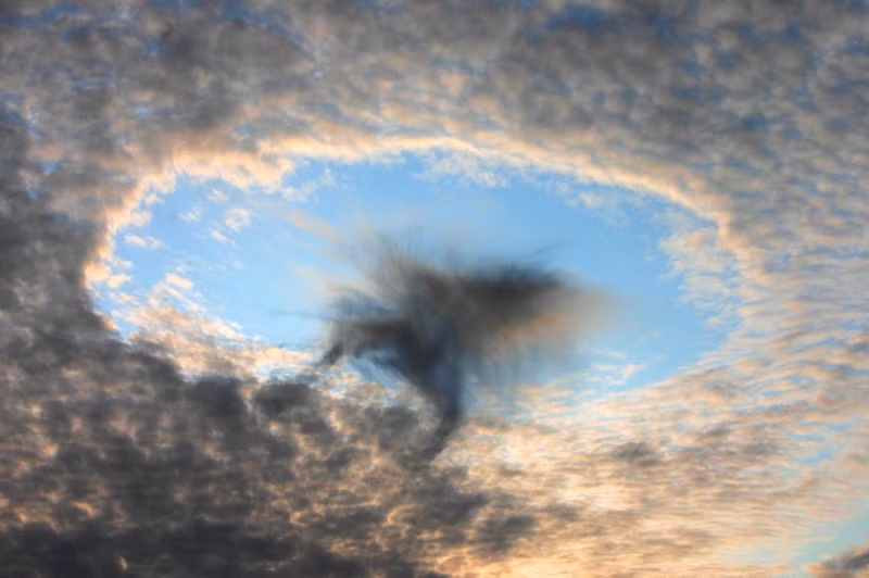  3. Lỗ mây (Fallstreak Hole) là một khoảng trống hình tròn lớn xuất hiện trong các đám mây ti tích (mây dải mỏng, có búi, chùm) hoặc mây trung tích (khối mây dạng hình cầu). Những lỗ này hình thành khi nhiệt độ nước trong mây thấp hơn điểm đóng băng nhưng nước vẫn chưa đóng băng do thiếu các hạt mầm băng.