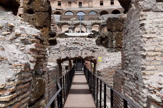 Một nghiên cứu khác được thực hiện tại Ephesus – trung tâm kinh tế và văn hóa của La Mã cổ với hơn 200.000 người sinh sống. Một nghĩa trang có niên đại từ thế kỷ 3 đến thế kỷ thứ 2 trước Công nguyên đã được tìm thấy vào năm 1993.
