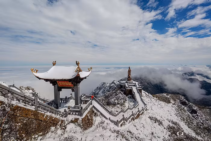 Giới thiệu về điểm ngắm tuyết ở Sa Pa (Việt Nam) Thetravel viết: "Ngắm tuyết rơi ở Sa Pa là một trong những trải nghiệm thú vị được nhiều người yêu thích, với những ngọn núi, thung lũng được phủ tuyết trắng. Khung cảnh tuyết trắng dưới ánh nắng mặt trời đã làm Sa Pa hiện lên huyền ảo, lộng lẫy giống như châu Âu.