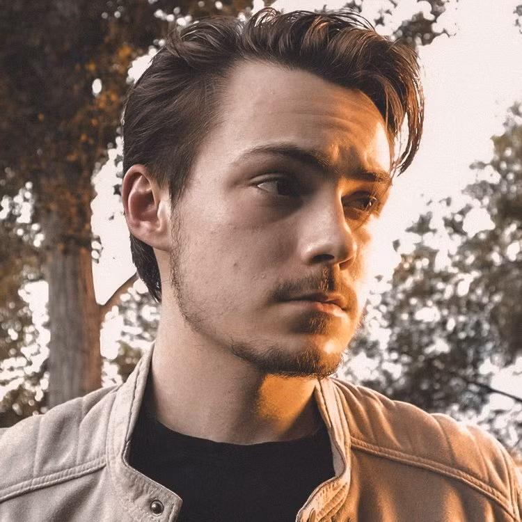 Tristan Dare đã sử dụng những mảnh thiên thạch hơn 4 tỷ năm tuổi để làm một thanh kiếm báu quý hiếm. Sau khi sản phẩm được giới thiệu rộng rãi trên báo chí, rèn kiếm thiên thạch đã trở thành một nghệ thuật, cũng như tham vọng và nghề nghiệp của thanh niên này.