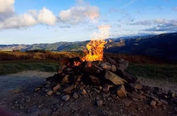 Gọi là núi lửa, nhưng lại Monte Busca có vẻ ngoài chỉ giống như một đống đá nhỏ có lửa cháy trên ngọn đồi. Dù vậy, núi lửa Monte Busca đã cháy âm ỉ suốt hơn 80 năm qua.
