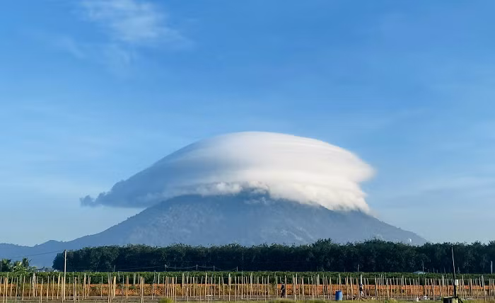 Trong lịch sử, rất nhiều lần mây thấu kính đã bị nhầm lẫn là... UFO vì hình dáng tương tự đĩa bay.