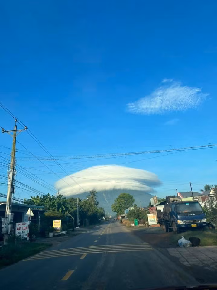 Điều này xảy ra chính nhờ quá trình ngưng tụ hơi nước liên tục trong bầu khí quyển. Chúng được tạo ra từ rìa của những tầng sóng không khí hoặc giữa các lớp gió với nhau.