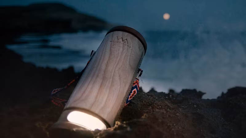 Được đặt tên là WaterLight, thiết bị nhỏ thông minh này có thể lấy nửa lít nước biển hoặc nước muối và có thể phát sáng trong 45 ngày. Như Very Compostable giải thích, năng lượng đến từ phản ứng điện hóa giữa nước muối và điện cực magie bên trong WaterLight, tạo ra dòng điện.