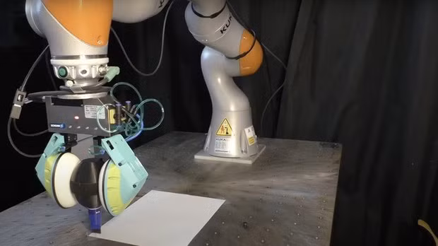  4. Robot có cảm giác chạm: Robot thường khiến người ta liên tưởng đến những cỗ máy kim loại không có cảm giác, nhưng các nhà nghiên cứu tại MIT đang bận rộn phát triển những người máy "nhạy cảm hơn".