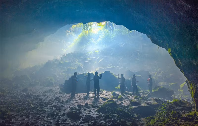 Với diện tích 4.700km2, Công viên địa chất toàn cầu UNESCO Đắk Nông trải dài qua 6 huyện, thành phố gồm: Krông Nô, Cư Jút, Đắk Mil, Đắk Song, Đắk Glong, thành phố Gia Nghĩa. Nơi đây hội tụ các giá trị tiêu biểu về địa chất, địa mạo, khảo cổ, văn hóa và đa dạng sinh học đặc trưng của khu vực. Điểm nổi bật đặc biệt nhất là hệ thống hang động núi lửa trong đá bazan, phân bố chủ yếu ở khu vực Krông Nô.