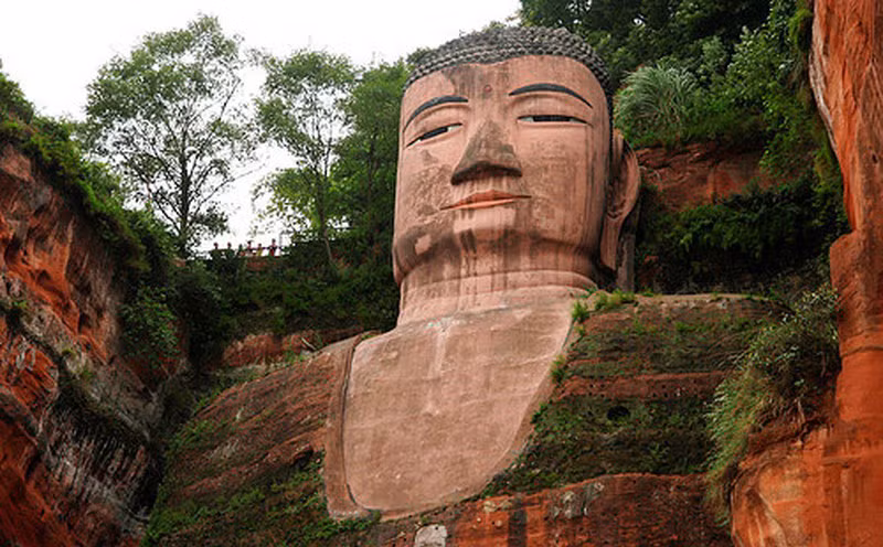 Những rãnh nước và hang này tạo thành hệ thống thoát nước, chống ẩm và thông gió khoa học, ngăn ngừa phong hóa xâm thực Đại Phật. Đây chính là lý do vì sao Đại Phật Lạc Sơn có thể an tọa yên bình suốt hơn 1.300 năm qua.