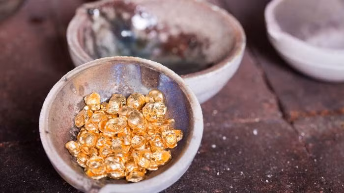 Vào thời mà con người chưa biết gì đến bản chất của các nguyên tố hóa học, số nguyên tử, hay bảng tuần hoàn Mendeleev, người ta chỉ quan sát thấy các phản ứng hóa học tạo ra các hiện tượng “kỳ diệu” như thay đổi màu sắc, bốc cháy, phát nổ, bốc hơi, co giãn hay tạo mùi; từ đó, họ phát sinh ý tưởng có thể biến thứ kim loại xám xỉn thành một thứ kim loại mới đẹp đẽ hơn, tỏa sáng hơn.