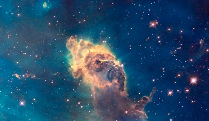  7. Tinh vân Carina hay Tinh vân Sống Thuyền (Đại tinh vân trong Chòm sao Thuyền Để , Tinh vân Eta Carina, hay NGC 3372) là một tinh vân lớn và sáng bao quanh một số cụm sao. Eta Carinae và HD 93129A là hai sao có độ sáng và khối lượng lớn nhất trong dải Ngân Hà của chúng ta, cũng nằm trong đó.