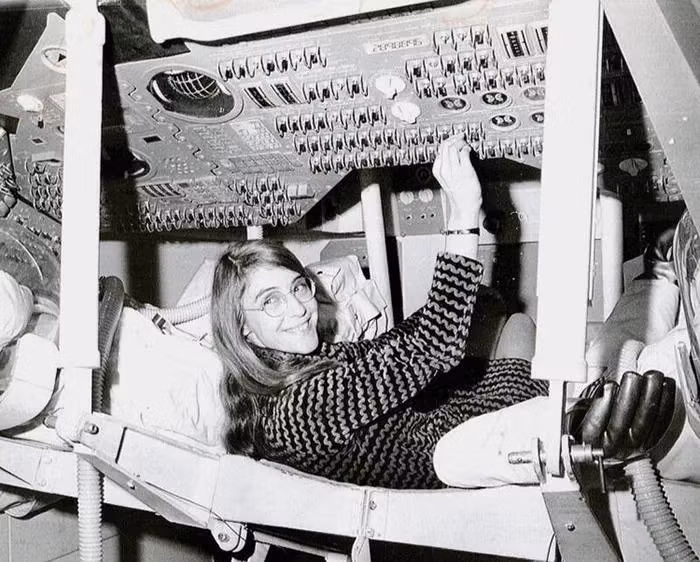 May mắn thay, nữ kỹ sư Margaret Hamilton đã chuẩn bị cho tình huống này từ lâu về trước. Và nhờ vào chương trình phát hiện và sửa lỗi mà cô viết, phần mềm đã khởi động lại và Apollo 11 đã hạ cánh thành công.