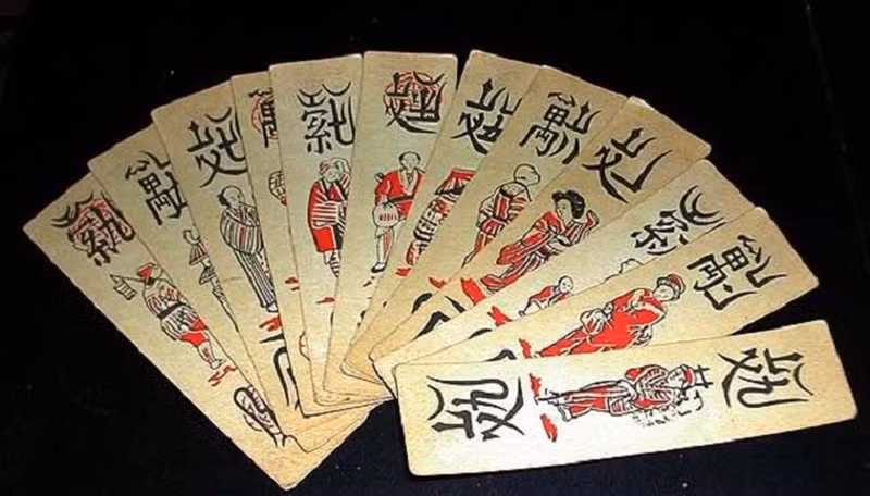 Trong các quân bài thì 18 quân vẽ hình người đàn ông (có tám người chân quấn xà-cạp kyahan), bốn hình phụ nữ và bốn hình trẻ em. Ngoài ra có vài quân vẽ những vật khác nhưng đều là mô hình thông dụng trong ngành hội họa Nhật: cá chép, trái đào, vọng lâu, tàu thuyền.