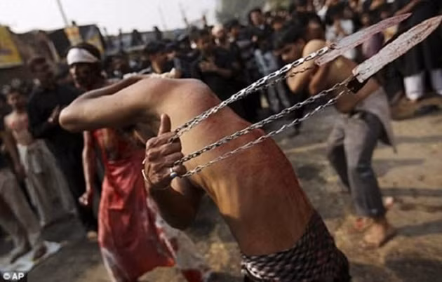 Họ làm như vậy nhằm bày tỏ lòng tôn kính đối với Thánh Imam Hussein - cháu trai nhà tiên tri Hazrat Mohammad của đạo Hồi, bị lực lượng của vua Yazid giết chết. >>>Xem thêm video: Chuyện lạ: Nuôi lợn rừng 200 kg... làm thú cưng (Nguồn: VTC Now).
