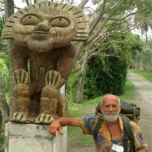  3. Đi khoảng 86,000 dặm chân trần: Vladimir Nesin, 68 tuổi, đến từ Nga đã đi bộ 22 năm bằng chân trần. Ông ước tính mình đi khoảng 86,000 dặm và viếng thăm hơn 120 quốc gia. Ông nói ông cảm thấy sự kết nối của mình khi đi chân trần.