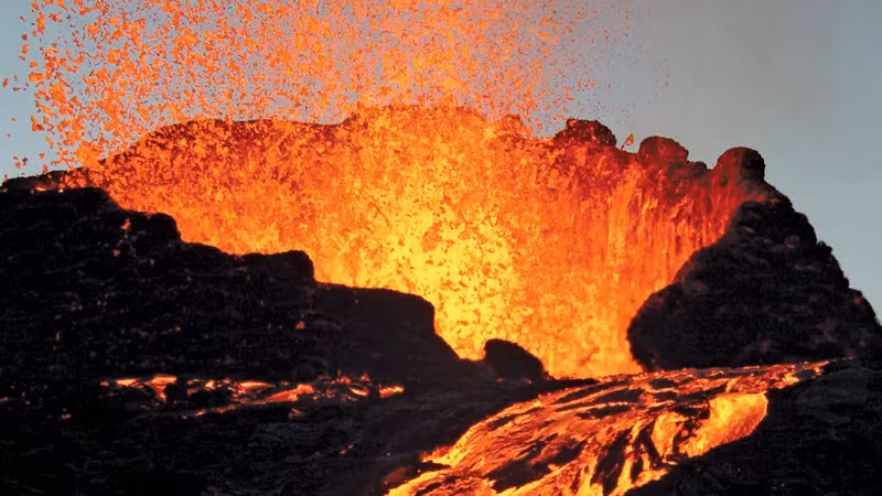 Một phát ngôn viên của USGS nói, khó dự đoán núi lửa sẽ phun trào trong bao lâu và liệu nó có khiến dung nham chảy xuống khu vực đông dân không là điều không thể dự đoán.