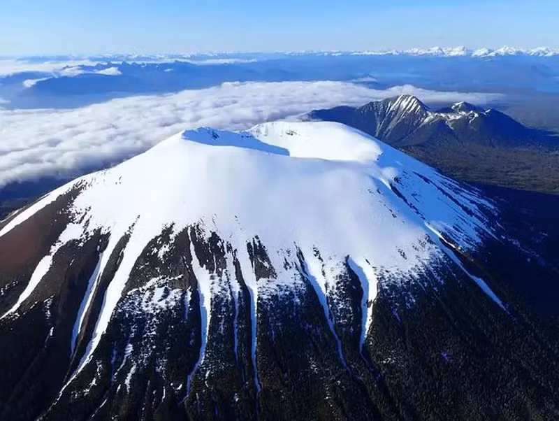 Nghiên cứu mới từ Đài quan sát núi lửa Alaska đã phát hiện ra magma bên dưới Edgecumbe đang sau ngủ đang cố di chuyển lên trên, xuyên qua lớp vỏ Trái Đất.