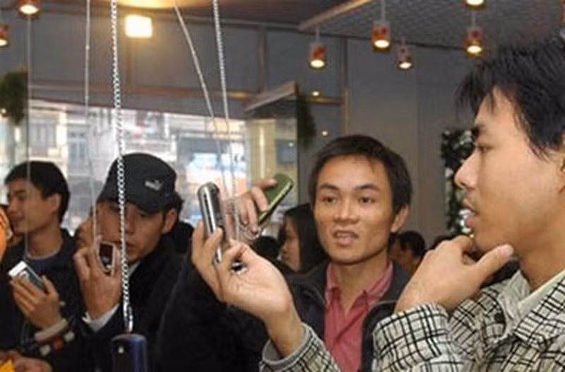 Vào năm 2008, người ta ước tính rằng cứ hai người thì có một người sở hữu điện thoại di động. Từ năm 1990 tới 2011, lượng thuê bao di động trên phạm vi toàn cầu tăng từ 12,4 triệu lên tới hơn 6 tỉ thuê bao. Không chỉ tăng về lượng người dùng, điện thoại di động cũng chứng kiến sự thay đổi về thiết kế cũng như tính năng, dựa trên sự tiên tiến của công nghệ.