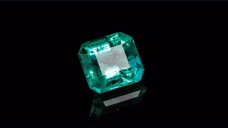 Chúng có thành phần hóa học gồm berili, nhôm, oxy và silic. Khi nước hoặc magma nguội đi, các phân tử berili, nhôm, silic và oxy liên kết với nhau và tạo thành các tinh thể lục giác Beryl. Hiện nay, đá Emerald tại Columbia là nguồn đá nổi tiếng hàng đầu trên thế giới. Ở mỗi quốc gia khác nhau thì ngọc lục bảo lại có màu sắc và kích thước phổ biến khác nhau.