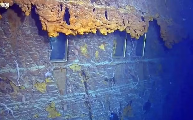 Tàu Titanic ra khơi từ Southampton, Anh, vào ngày 10/4/1912 và khởi hành tới New York. Hôm 14/4, tàu đâm vào một núi băng trôi cách Newfoundland gần 643 km.