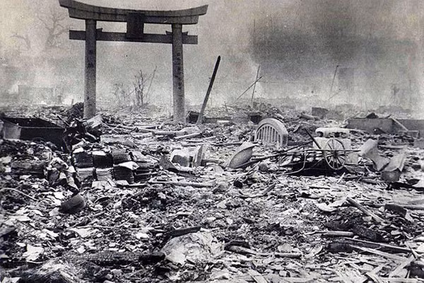 Vào đúng đêm trước khi Tokyo lên kế hoạch công khai nhất trí với tối hậu thư của quân Đồng minh, một nhóm sĩ quan trong Bộ Chiến tranh Nhật Bản do một viên thiếu tá lục quân 22 tuổi tên là Kenji Hatanaka đứng đầu đã xúc tiến mưu đồ lật đổ chính phủ Thiên hoàng.