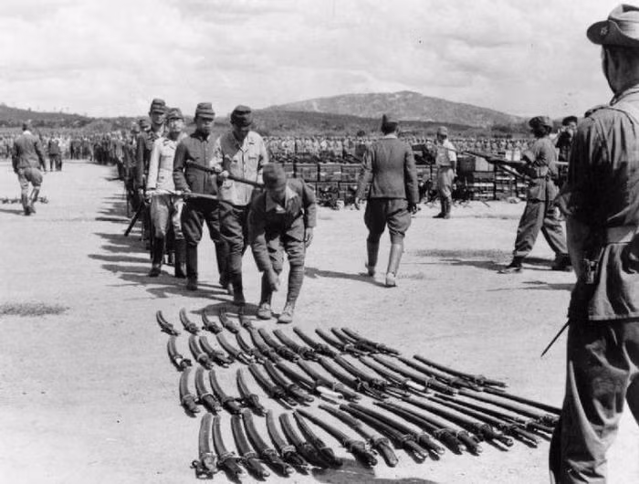 Sau khi thuyết phục trong vô vọng, Bộ trưởng Chiến tranh Korechika Anami ngăn chặn buổi phát thanh của Hirohito, thiếu tá Hatanaka và một nhóm nhỏ sĩ quan đã lôi kéo một bộ phận ngự lâm quân tinh nhuệ của Nhật Bản tham gia làm phản.