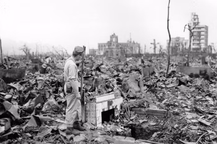 Vào đầu tháng 8/1945, Thiên hoàng Hirohito đã bắt đầu kêu gọi giới lãnh đạo Nhật hãy tìm kiếm các điều khoản đầu hàng. Nhưng điều bất ngờ là bất chấp thất bại không thể cứu vãn của Nhật Bản, không phải người Nhật nào cũng lựa chọn chấm dứt chiến tranh. Trên thực tế nhiều phần tử dân tộc chủ nghĩa của Nhật Bản quyết định tiếp tục chiến đấu nên đã lên âm mưu lật đổ Nhật hoàng.