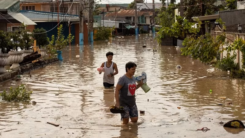 Đơn cử như tại Philippines, hàng triệu người vẫn đang phải chật vật khôi phục cuộc sống sau khi bão Rai đổ vào nước này hồi tháng 12/2021, cướp đi sinh mạng của hơn 300 người và làm hàng trăm nghìn người phải rời bỏ nhà cửa đi lánh nạn, gây thiệt hại khoảng 500 triệu USD.
