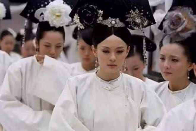 Tưởng rằng mọi chuyện sẽ kết thúc nhưng sau vài năm, Hoàng đế Chu Đệ phát hiện ra một phi tần khác họ Lữ thông gian với một thái giám. Lúc này, Hoàng đế nhận ra có điều gì đó bất thường nên đã cử người điều tra một cách kỹ lưỡng, cuối cùng phát hiện ra Quyền phi không bị đầu độc bởi Lữ Mỹ Nhân mà là do phi tần họ Lữ này.