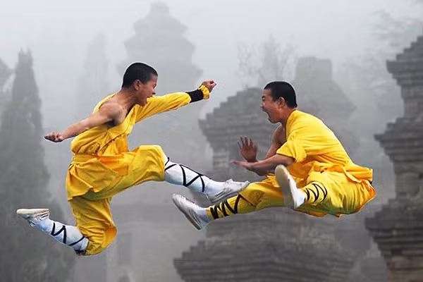 Ví dụ như các Sadhu ( tăng lữ tu theo kiểu khuất thực) ban đầu khi được lập ra đã được dạy kỹ năng chiến đấu mạnh mẽ (đặc biệt dưới thời Mughal).