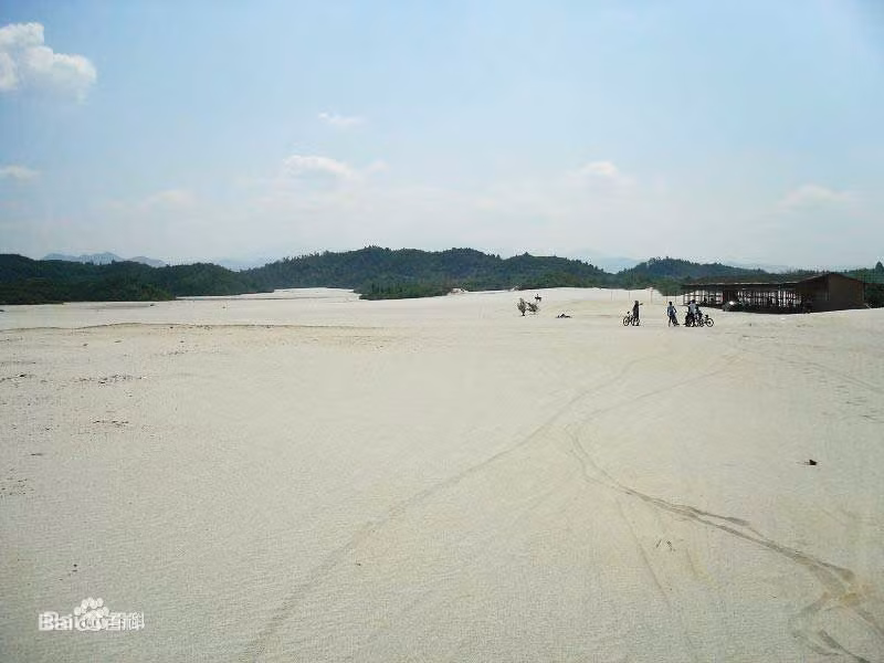 Quặng đuôi, còn được gọi là đuôi quặng, quặng cuối, là vật liệu được thải ra trong quá trình tuyển khoáng. Trong quặng đuôi vẫn còn hàm lượng khoáng sản có ích, vì quá trình chế biến khoáng sản không bao giờ đạt hiệu suất 100%.