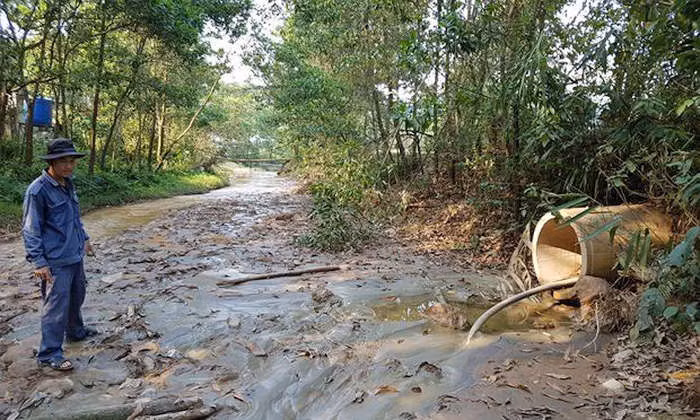 Quặng đuôi khác với quặng nghèo, đó là phần quặng trong mỏ có hàm lượng quặng thấp, không có giá trị về kinh tế và bị thải bỏ trong quá trình khai thác khoáng sản. Quặng đuôi cũng khác với đất đá thải hoặc vật liệu phủ trên mỏ quặng, bị di dời trong quá trình khai thác khoáng sản mà không được xử lý.