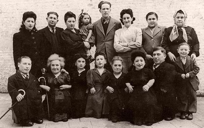 Vào ngày 30/8/1940, chính quyền Hungarie thân phát xít xua quân xâm chiếm vùng Transylvanie của Roumania và sáp nhập vào lãnh thổ Hungaria, gây nên cảnh ly tán cho không biết bao gia đình. Đến tháng 6/1944, sau một thời gian dài bị lùng sục, sàng lọc, có đến 400.000 người Roumania gốc Do Thái sinh sống tại vùng Transylvanie bị bắt giữ rồi đưa đến tại tập trung tử thần Auschwitz, trong đó có 7 anh em gia đình nghệ sĩ lùn Ovitz.
