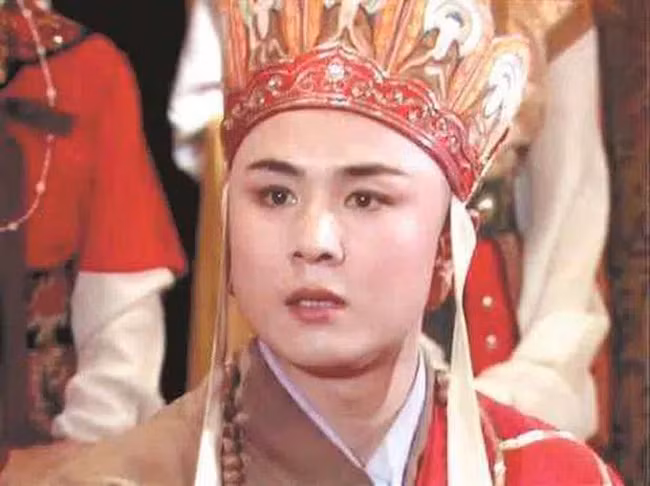 Ngộ Không phải nhờ đến Phật Tổ Di Lặc chỉ điểm dẫn dắt yêu quái đến cánh đồng dưa hấu. Vì quá đói khát, yêu quái đã ăn phải quả dưa mà Ngộ Không biến thành hạt, đánh từ trong bụng yêu quái đánh ra và hàng phục được yêu quái.