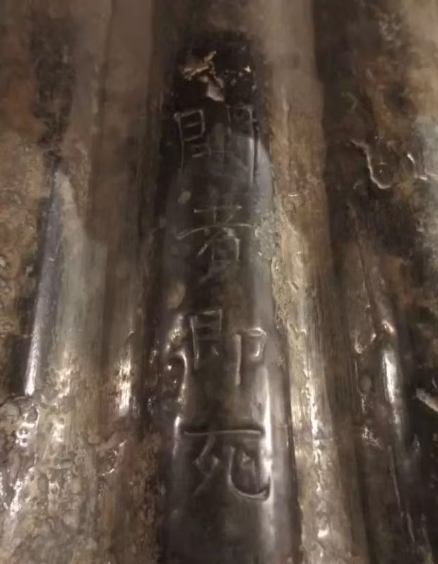 Để an ủi cháu gái, bà đã cho xây dựng lăng mộ của Lý Tĩnh Huấn vô cùng nguy nga, đẹp đẽ, bên trong lăng mộ cũng đưa vào rất nhiều báu vật, với niềm tin, dù sang thế giới bên kia, cháu gái bà vẫn được hưởng vinh hoa phú quý.