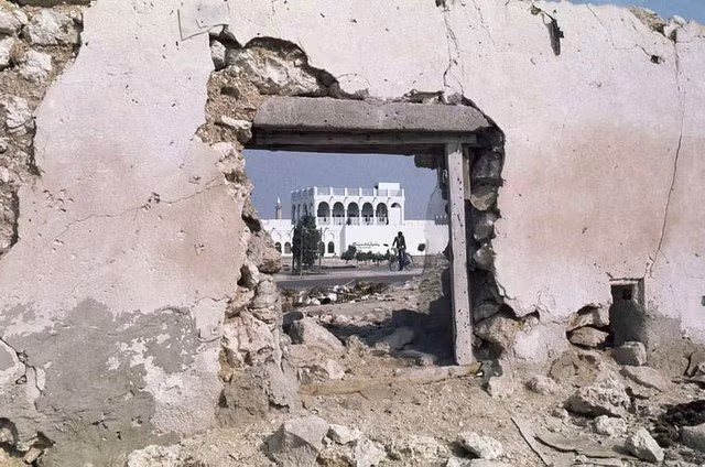 Đây là ảnh chụp vào năm 1977, bảo tàng Quốc gia Qatar được "đóng khung" bởi một phần của thành phố cổ đổ nát.