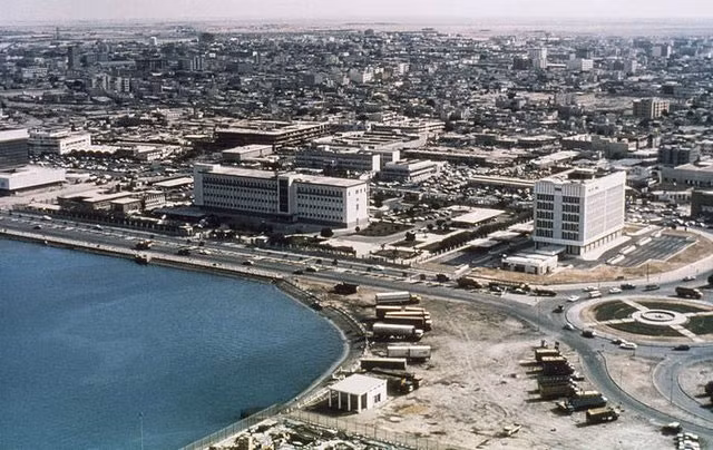 Thủ đô Doha của Qatar từng là một vùng người dân chủ yếu sống bằng nghề đánh bắt ngọc trai. Hình ảnh thủ đô của Qatar vào năm 1977.