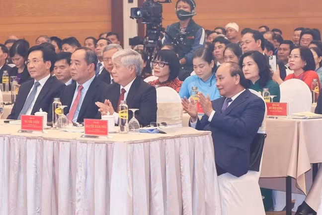 Cán bộ làm công tác Mặt trận phải gần dân, có uy tín với dân Can bo lam cong tac Mat tran phai gan dan, co uy tin voi dan