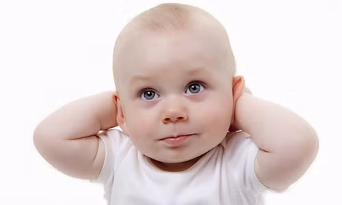Bé bị rụng tóc thành hình vành khăn phía sau đầu - nơi tiếp xúc với gối nhiều nhất. Mẹ cũng phân biệt giữa rụng tóc máu và rụng tóc vành khăn: tóc máu khi rụng thì rụng đều, còn rụng tóc vành khăn thì chỉ một vành ngang đầu phía sau bé. Tóc sẽ dính lại trên gối.