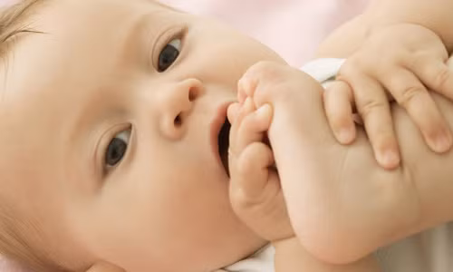 Bé chậm mọc răng, hoặc nếu có mọc nhưng răng mọc lệch, so le, khoảng cách các răng không đồng đều cũng là biểu hiện thiếu hụt canxi ở trẻ do canxi chuyển hóa không tốt.