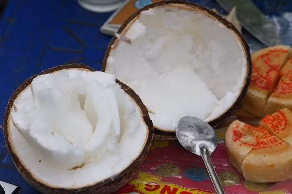 Cơm dừa sáp dẻo, nước dừa trong như rau câu và rất sệt.