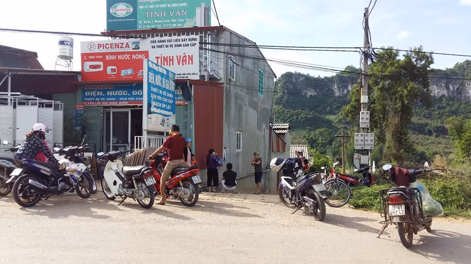 Theo tìm hiểu được biết, anh Nguyễn Văn Bình và chị Hà Thị Huế đều đã có gia đình riêng và 2 người có mối quan hệ tình cảm qua lại với đã lâu, Bình làm nghề lái xe Taxi còn chị Huế làm nghề buôn bán tự do. Được biết Bình và Huế có một người con chung là Hà Linh Dung (3 tuổi).
