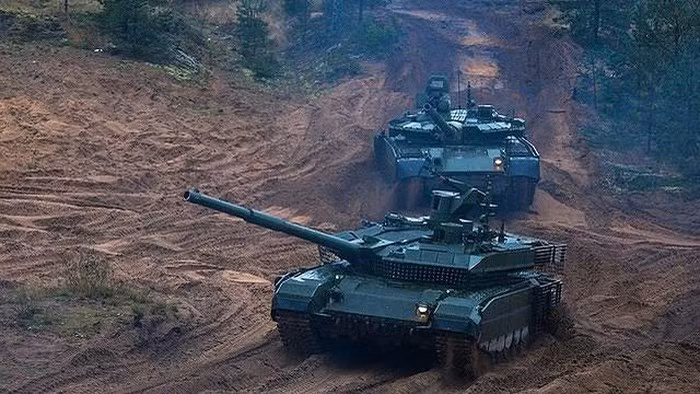 Nga vẫn đang còn hàng ngàn xe tăng T-80 vì vậy để đưa dòng xe tăng này trở lại tuyến đầu phục vụ buộc Nga phải tìm ra những giải pháp mới để nâng cao sức mạnh của dòng xe này.