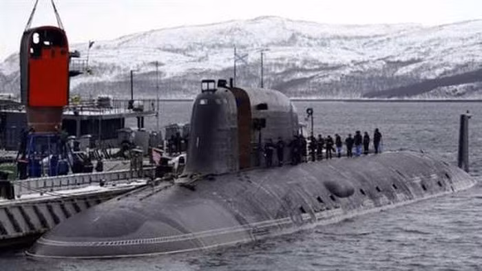 Xét về độ êm, Yasen có thể so sánh với tàu ngầm Virginia của Mỹ và thua kém một chút so với Seawolf đắt tiền. Chất lượng của chúng đã phát triển đáng kể sau khi hiện đại hóa, các tàu ngầm thậm chí còn trở nên êm hơn.
