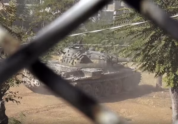 Một xe tăng của quân đội chính phủ Syria đang tham gia cuộc phản công giữa lòng Aleppo.